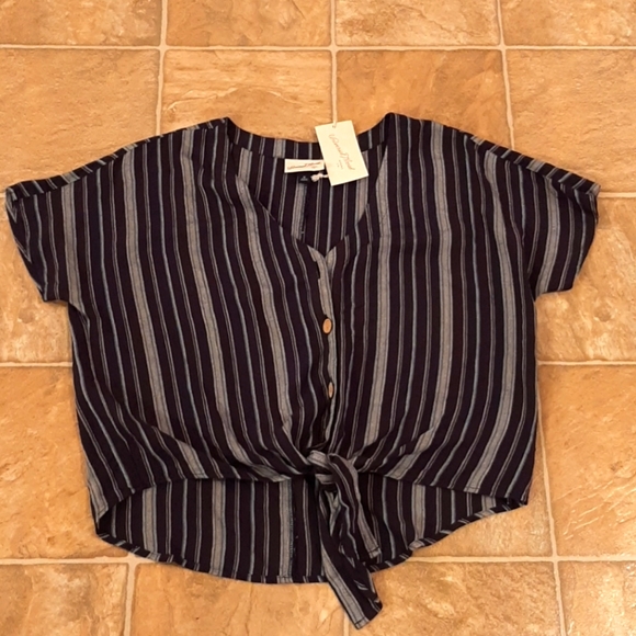 Universal Thread Tops - NWT Universal Threads Top